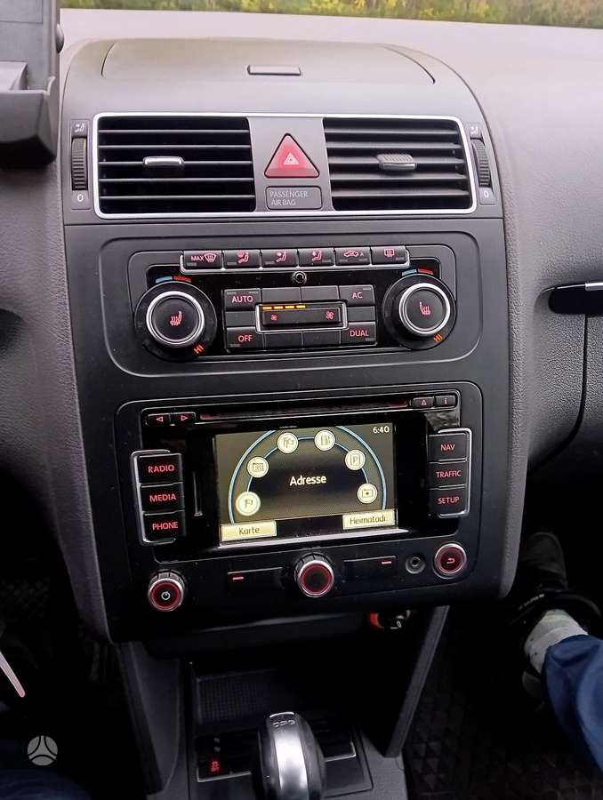 Volkswagen Touran 2011 — photo 13