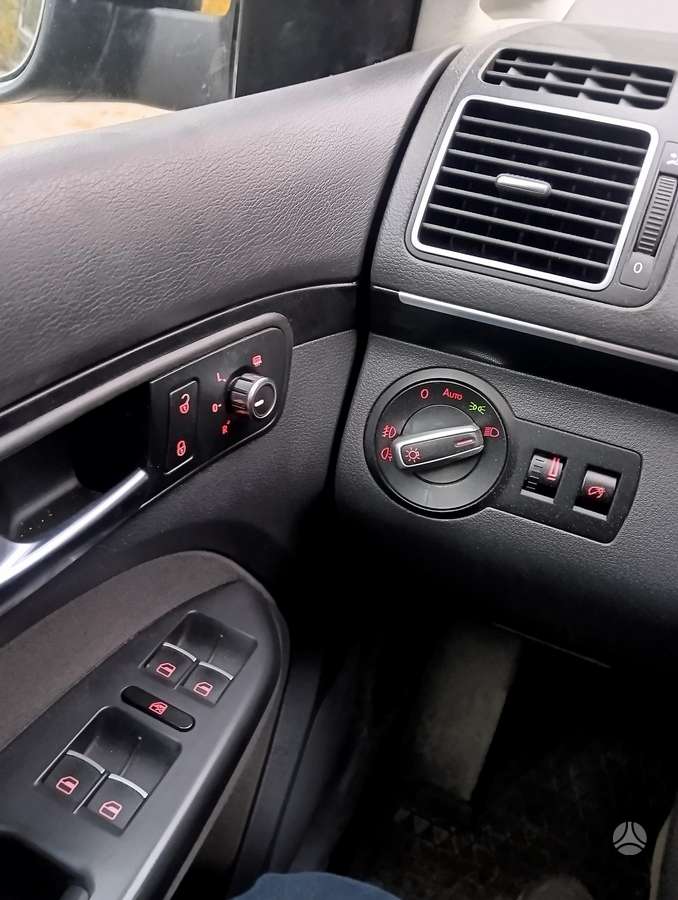 Volkswagen Touran 2011 — photo 14