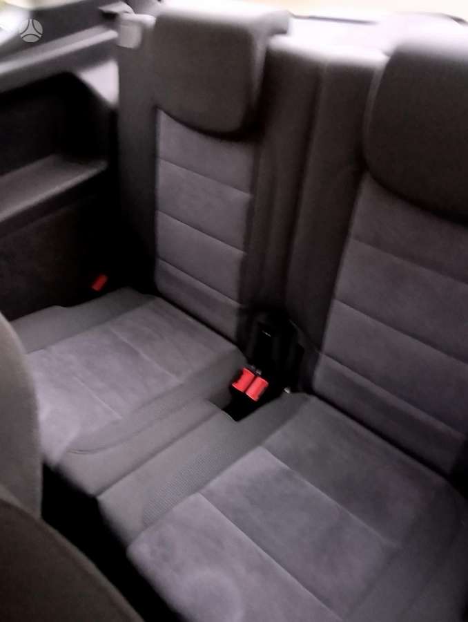 Volkswagen Touran 2011 — photo 16