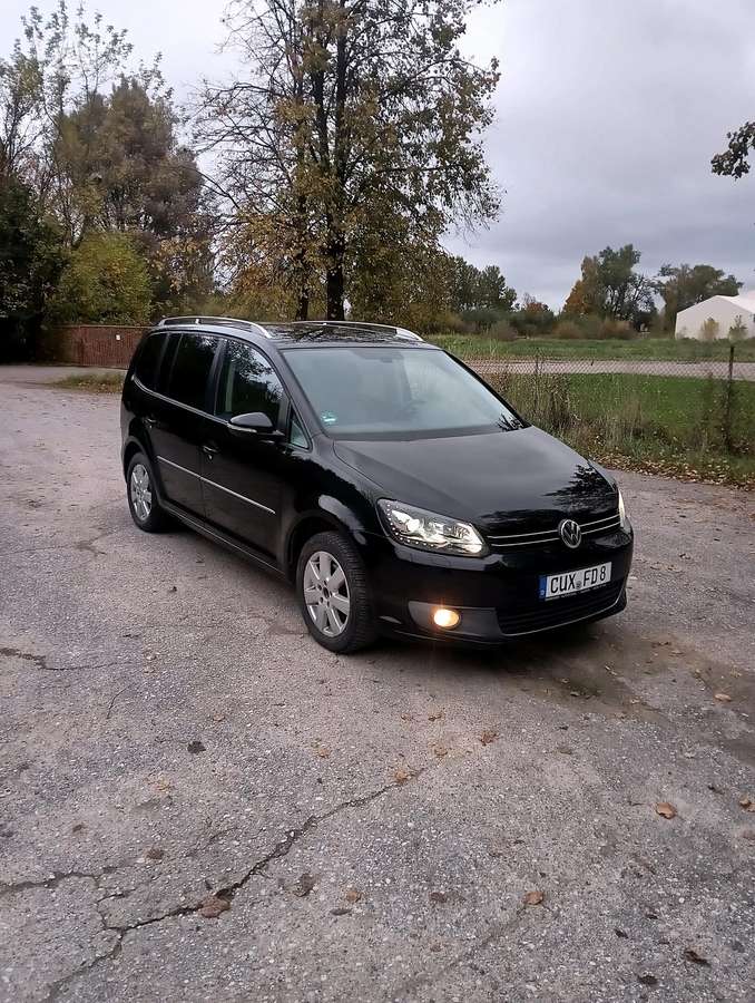 Volkswagen Touran 2011 — rear view