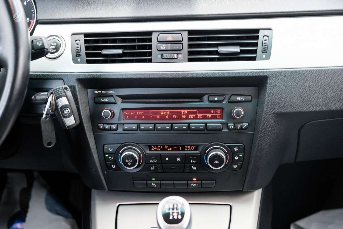 BMW 320 2010 — photo 10