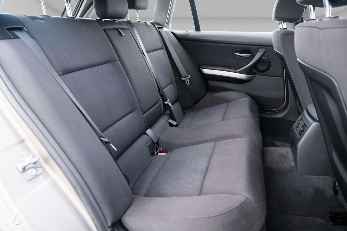 BMW 320 2010 — photo 12