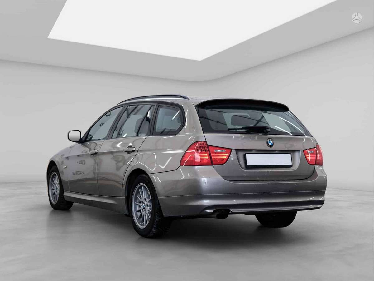 BMW 320 2010 — rear view