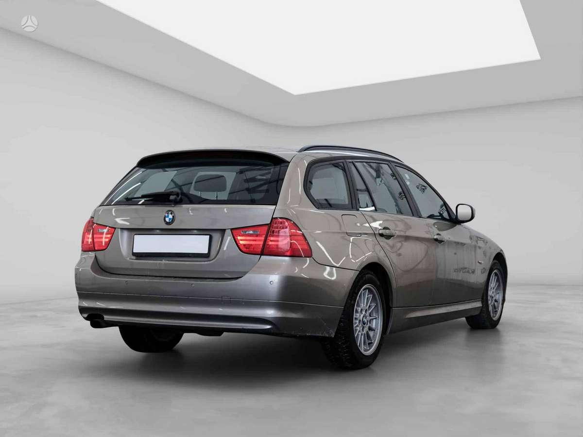 BMW 320 2010 — interior