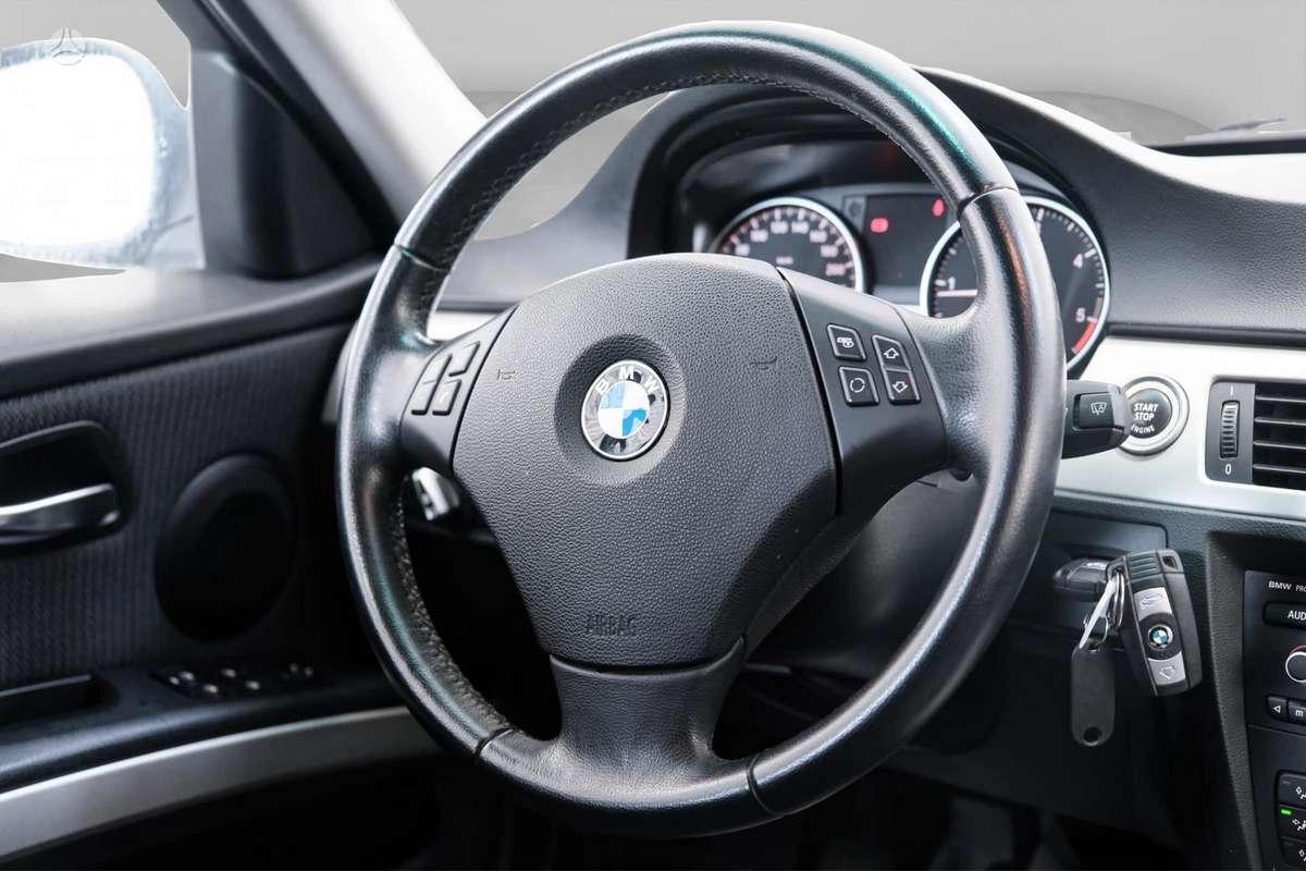 BMW 320 2010 — photo 6