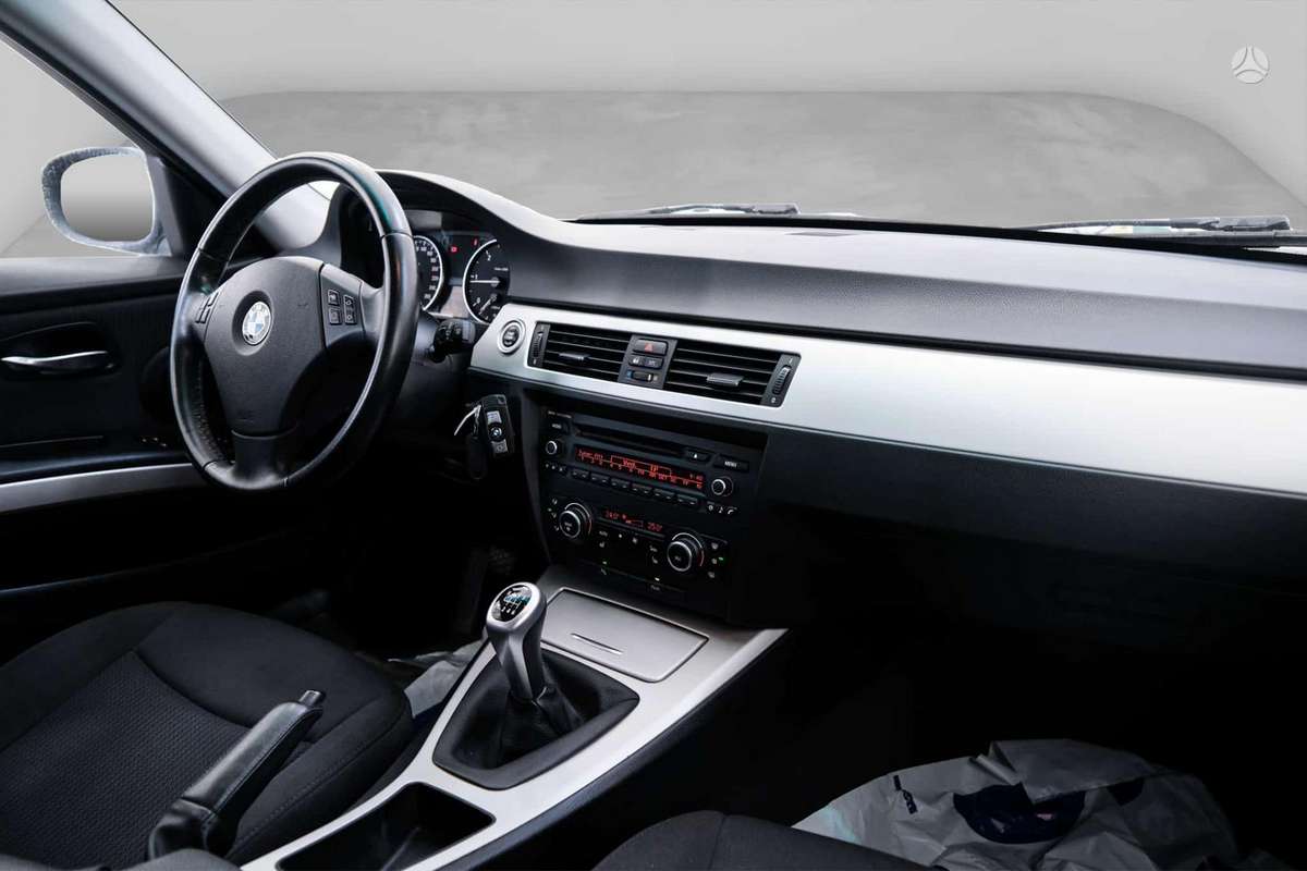 BMW 320 2010 — photo 7