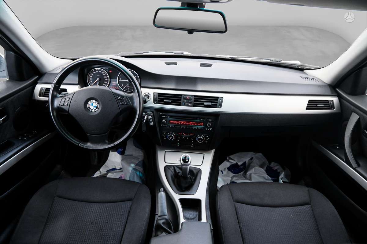 BMW 320 2010 — photo 9