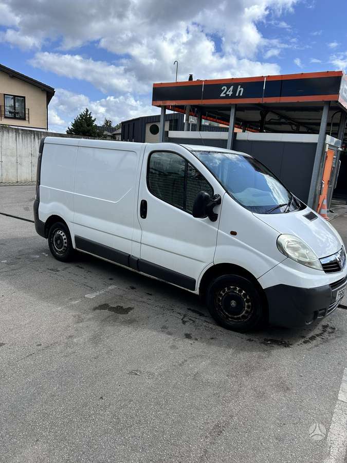 Opel Vivaro 2011 — rear view