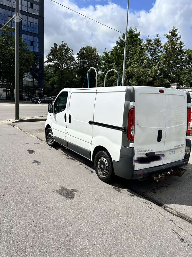 Opel Vivaro 2011 — interior