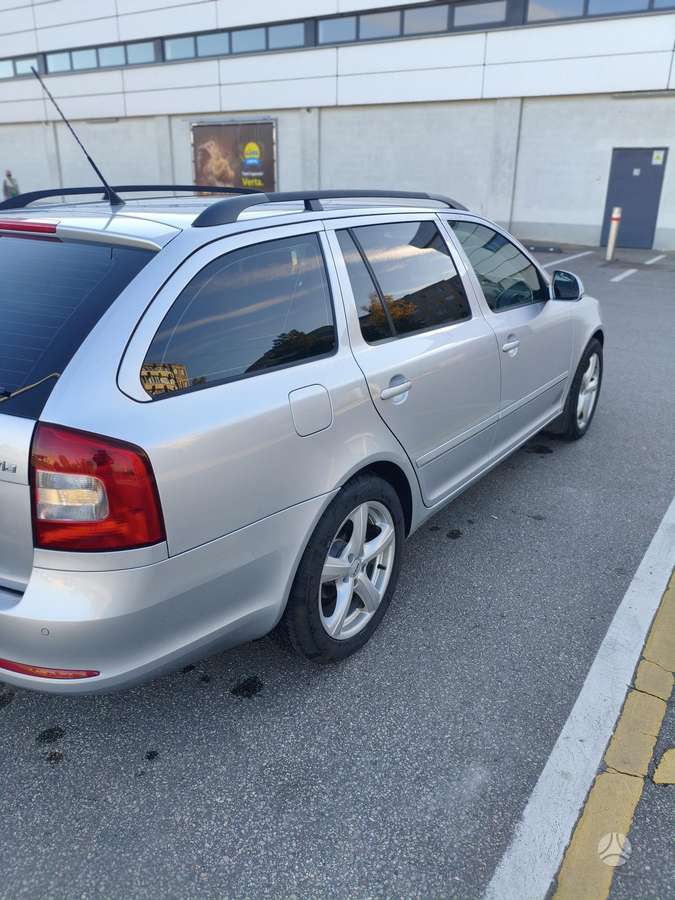 Skoda Octavia 2009 — rear view