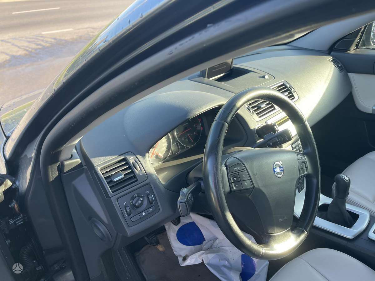 Volvo V50 2012 — photo 16