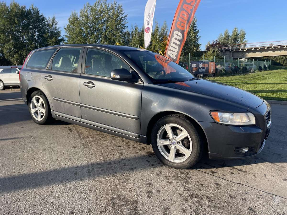 Volvo V50 2012 — rear view