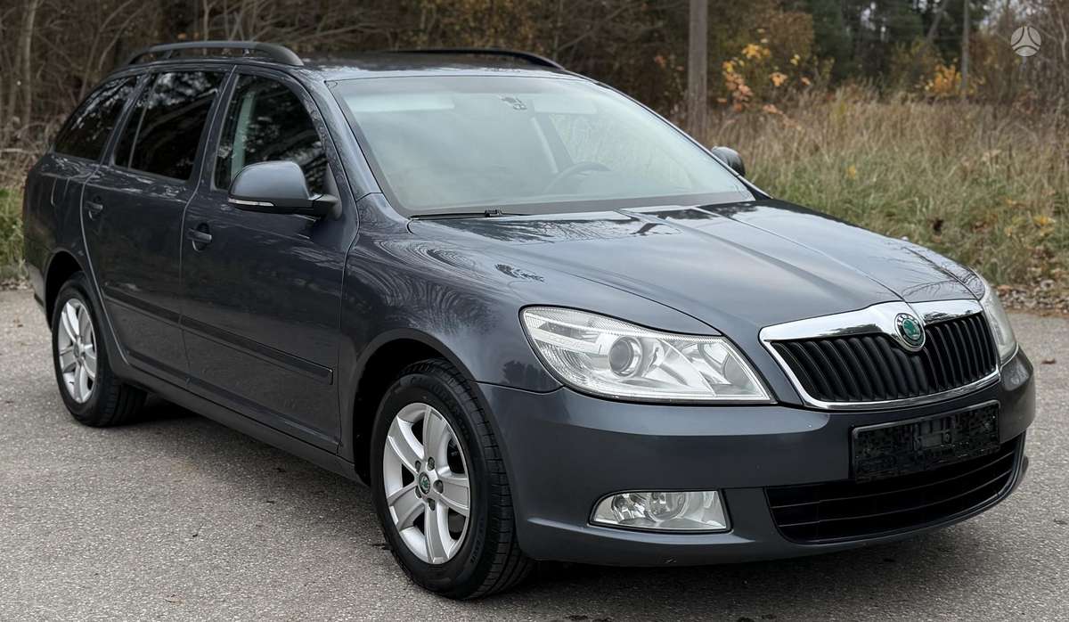 Skoda Octavia 2012 — rear view