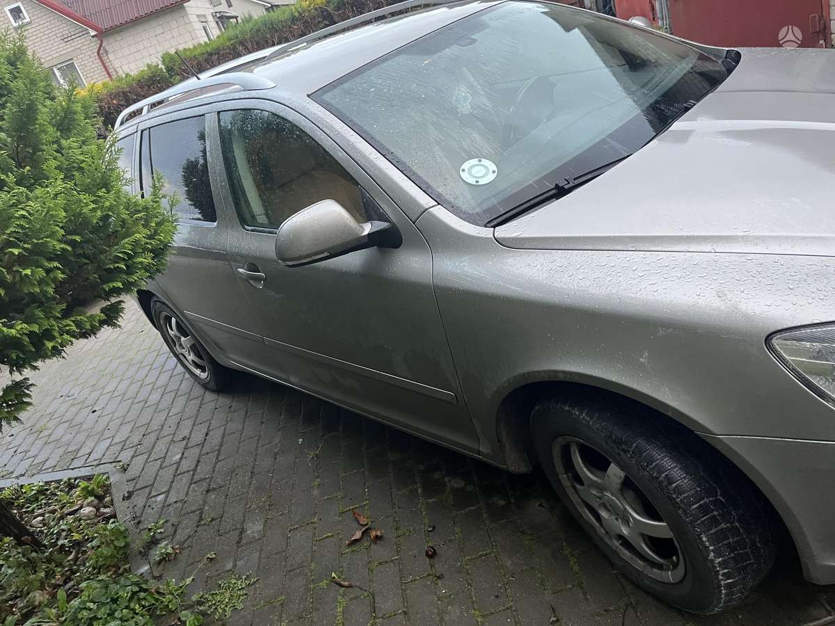 Skoda Octavia 2011 — rear view