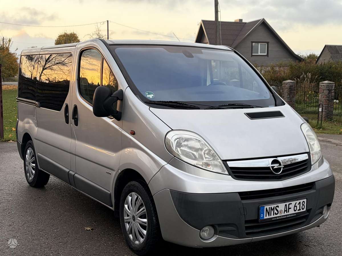 Opel Vivaro 2008 — салон