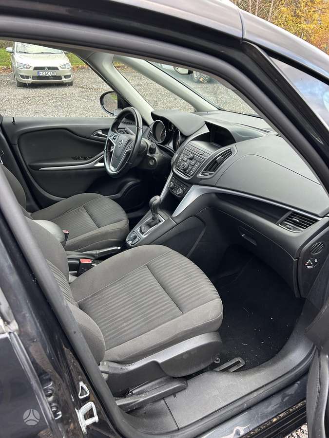 Opel Zafira 2015 — photo 12