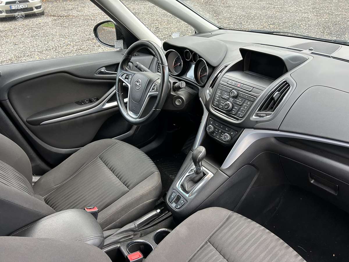 Opel Zafira 2015 — photo 13