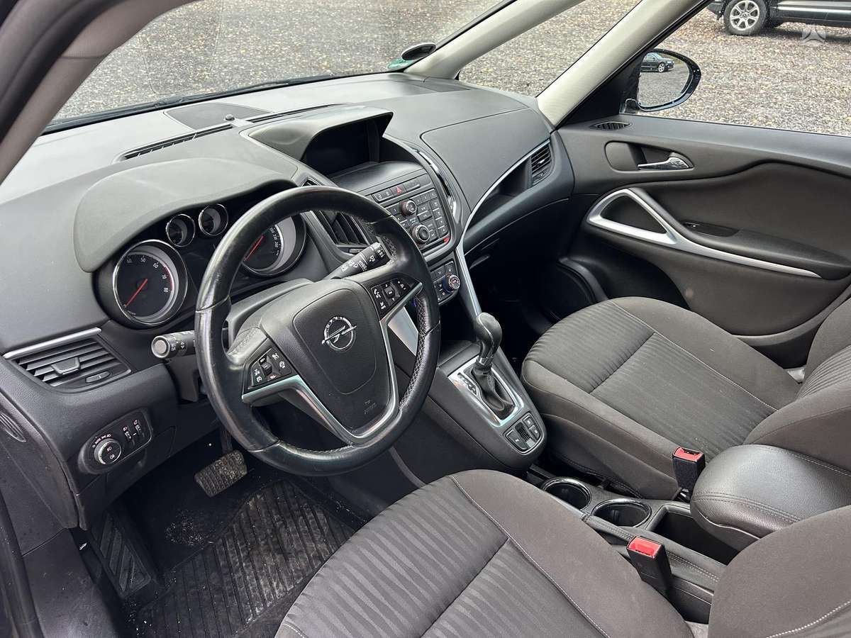 Opel Zafira 2015 — photo 17