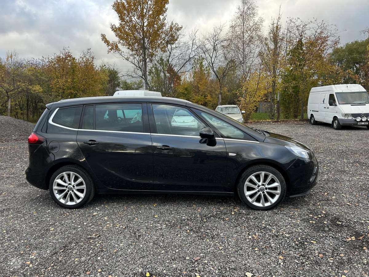 Opel Zafira 2015 — interior