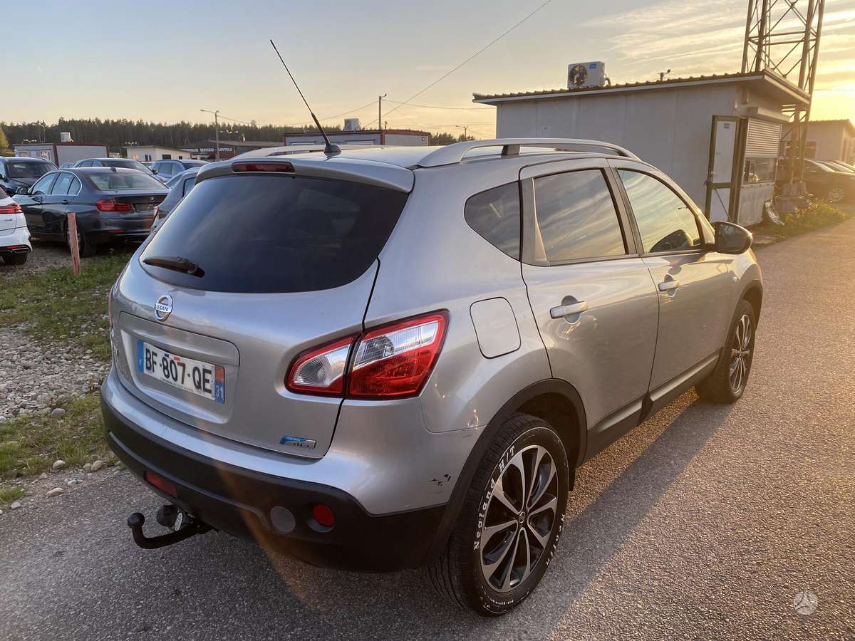 Nissan Qashqai 2011 — салон
