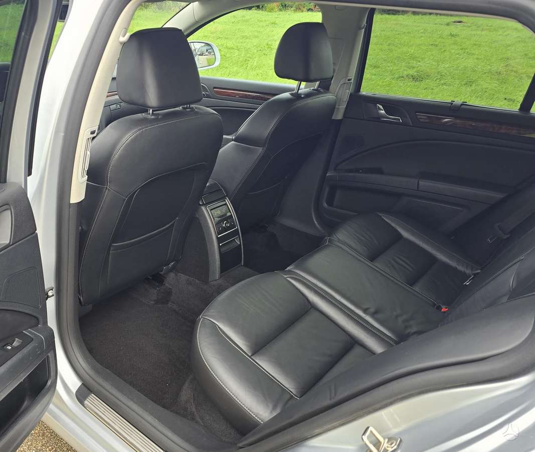 Skoda Superb 2011 — photo 16