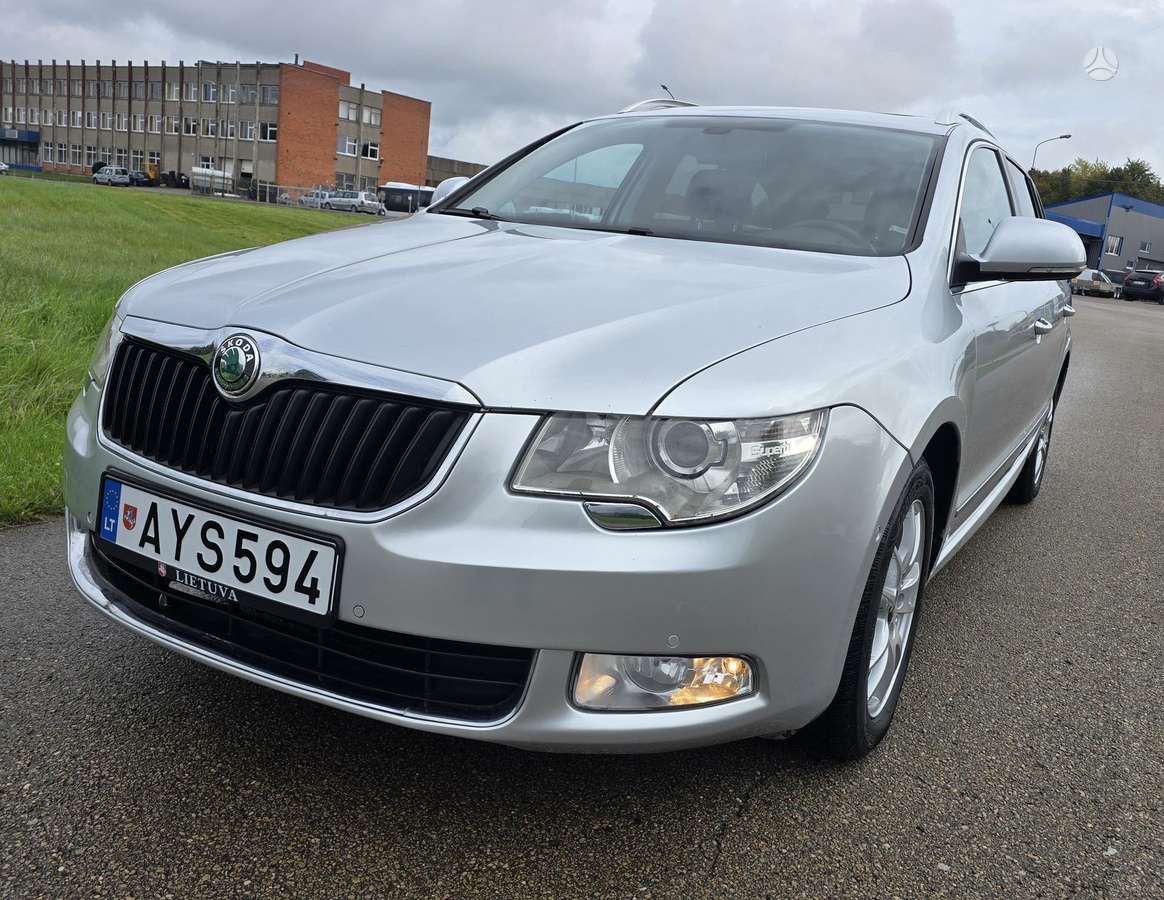 Skoda Superb 2011 — rear view