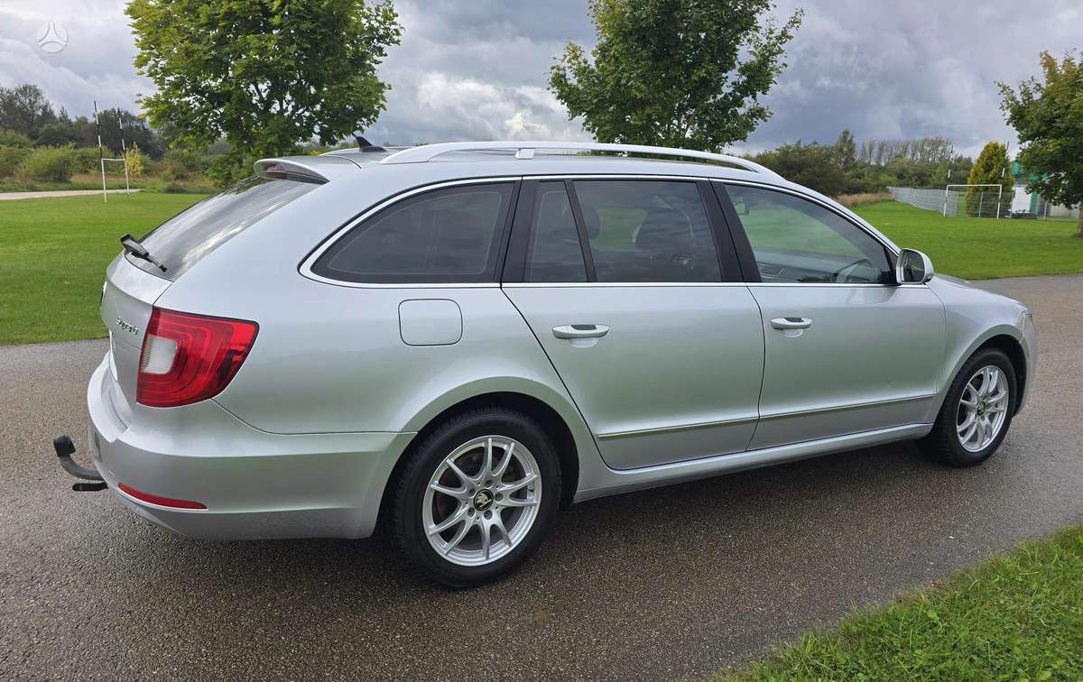Skoda Superb 2011 — interior