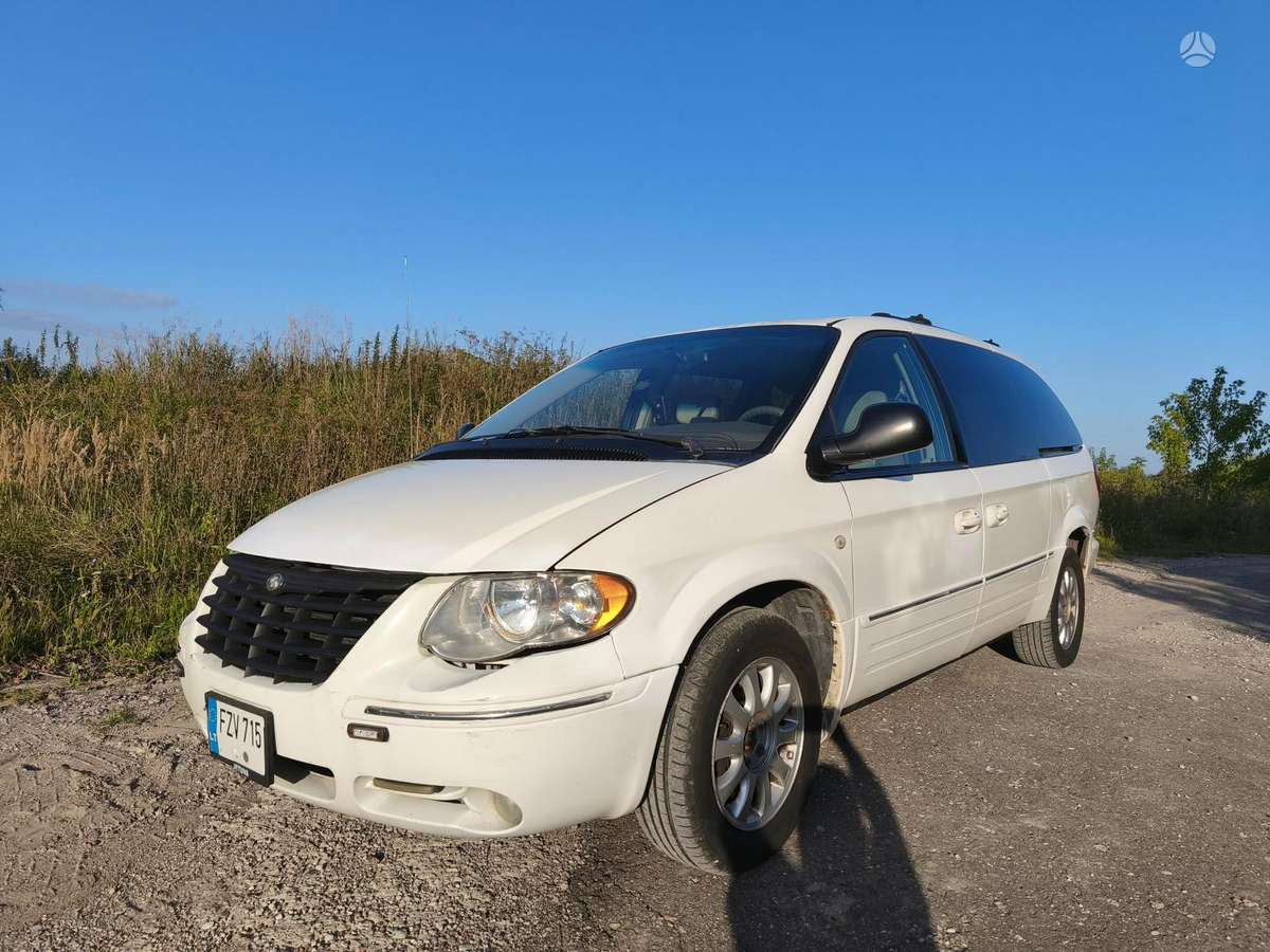 Chrysler Town 2004 — rear view