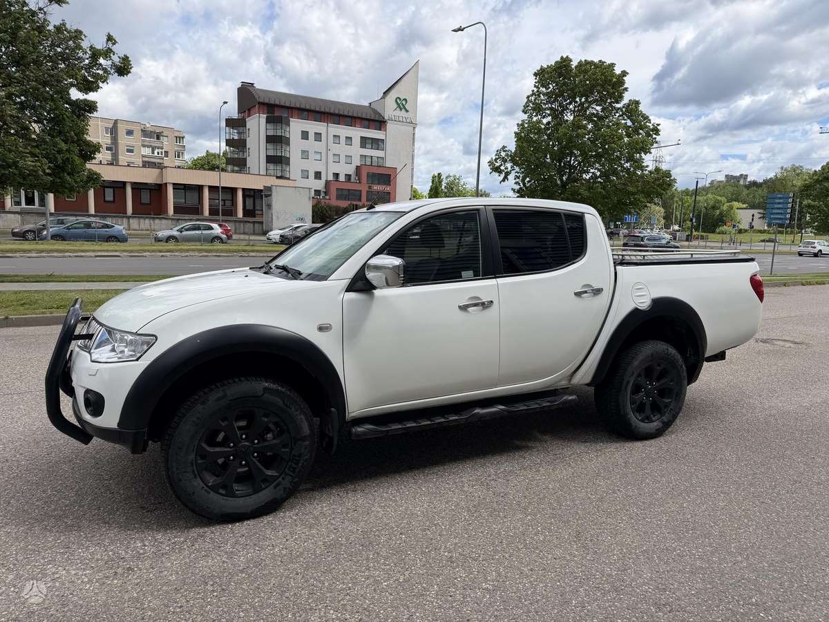 Mitsubishi L200 2012 — rear view