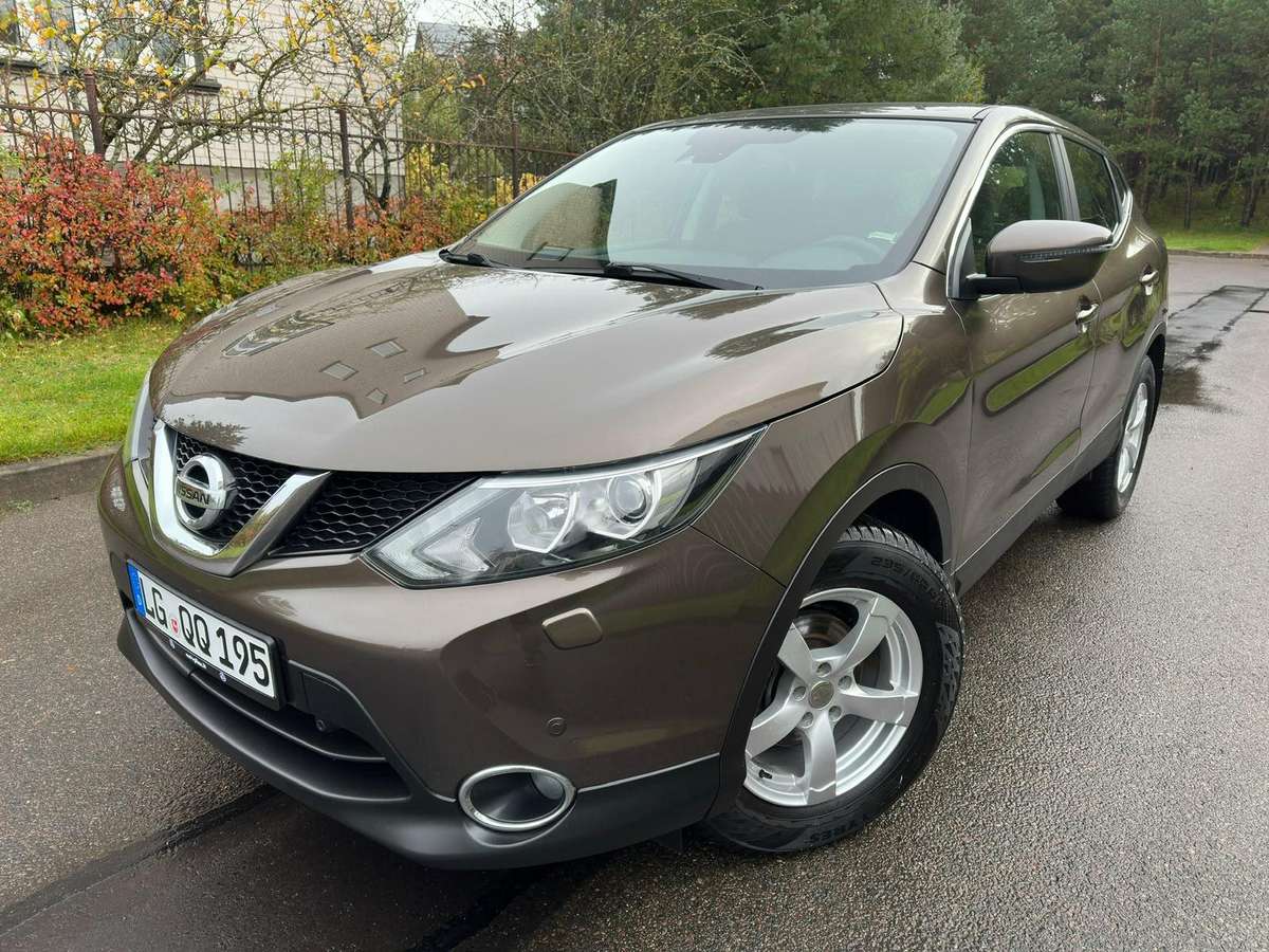 Nissan Qashqai 2015 — rear view