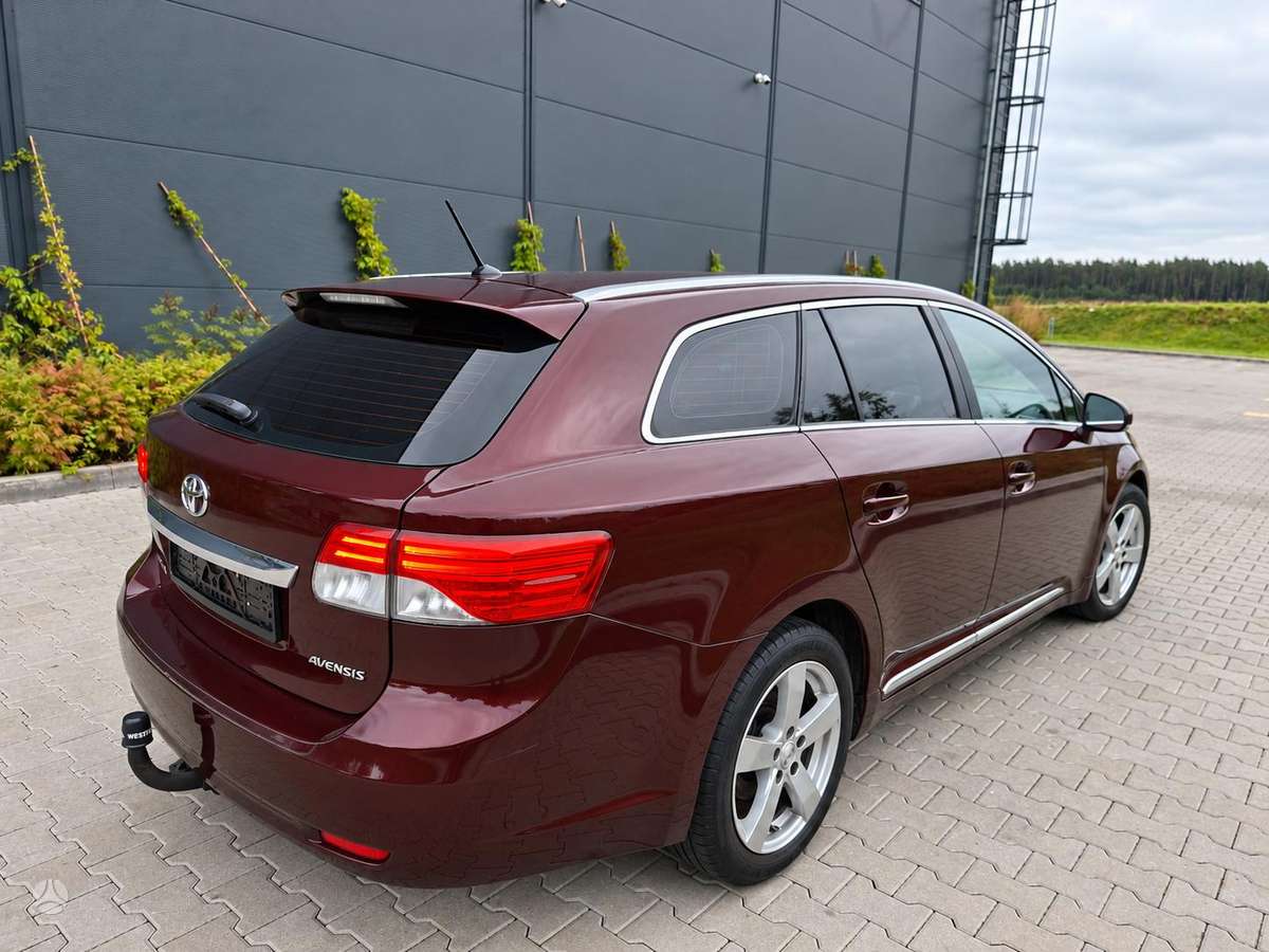 Toyota Avensis 2012 — rear view