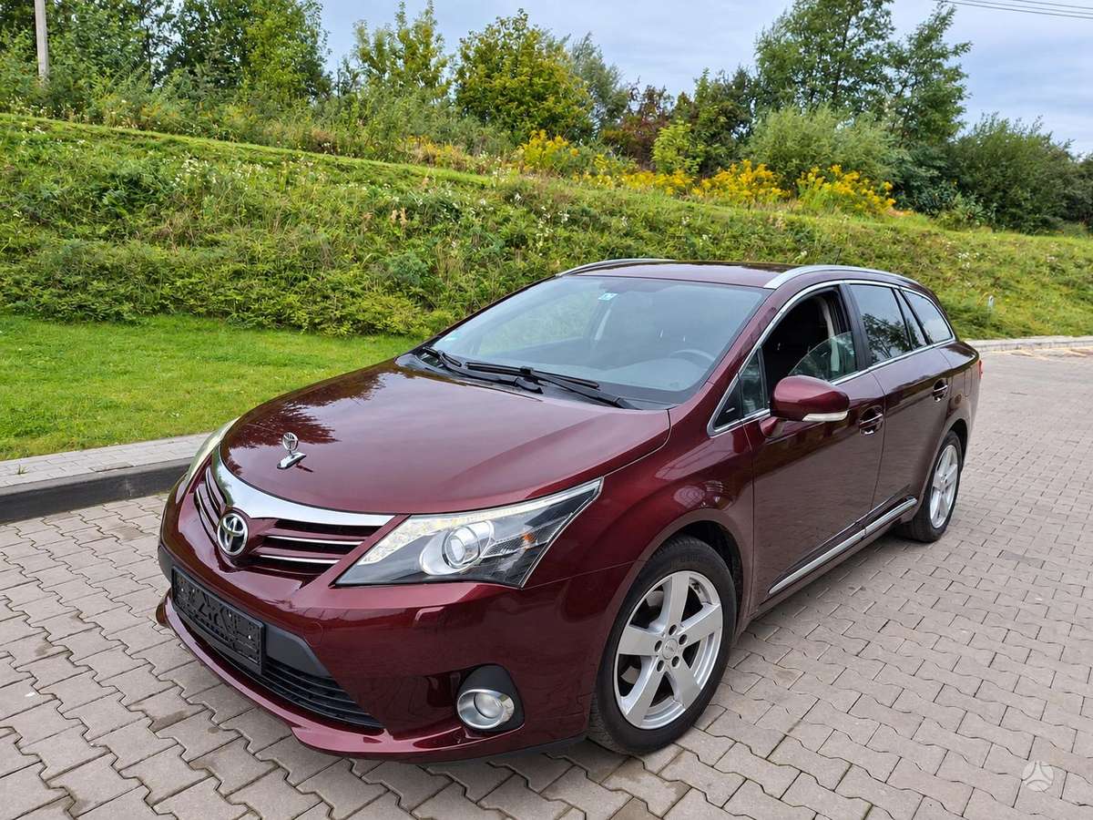 Toyota Avensis 2012 — interior
