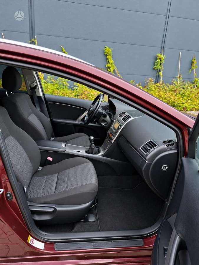 Toyota Avensis 2012 — photo 8