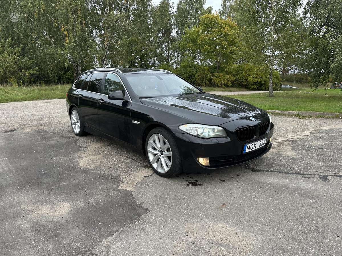 BMW 530 2011 — interior