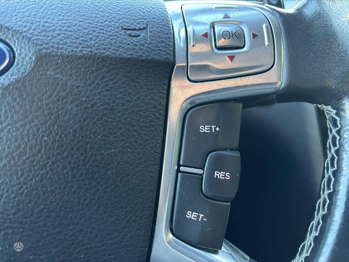 Ford S-MAX 2013 — photo 17