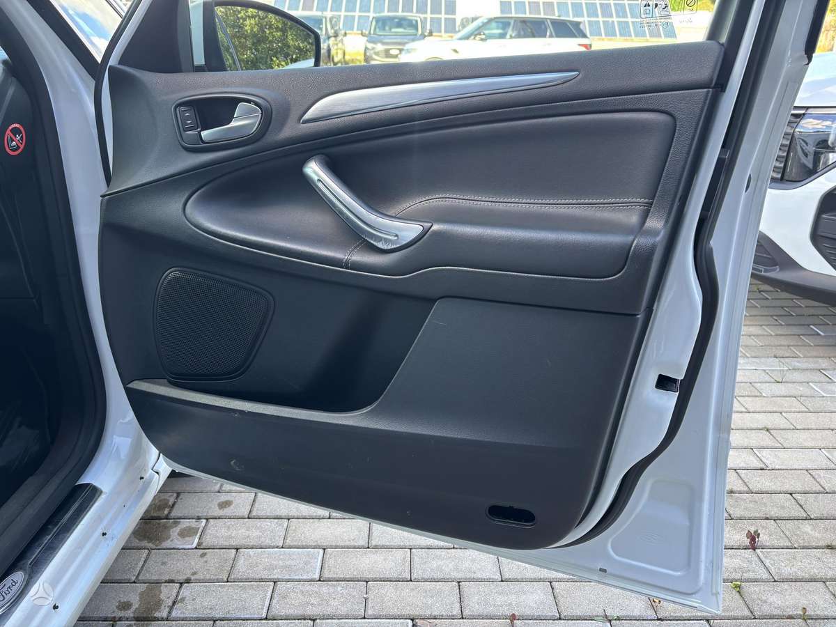 Ford S-MAX 2013 — photo 28