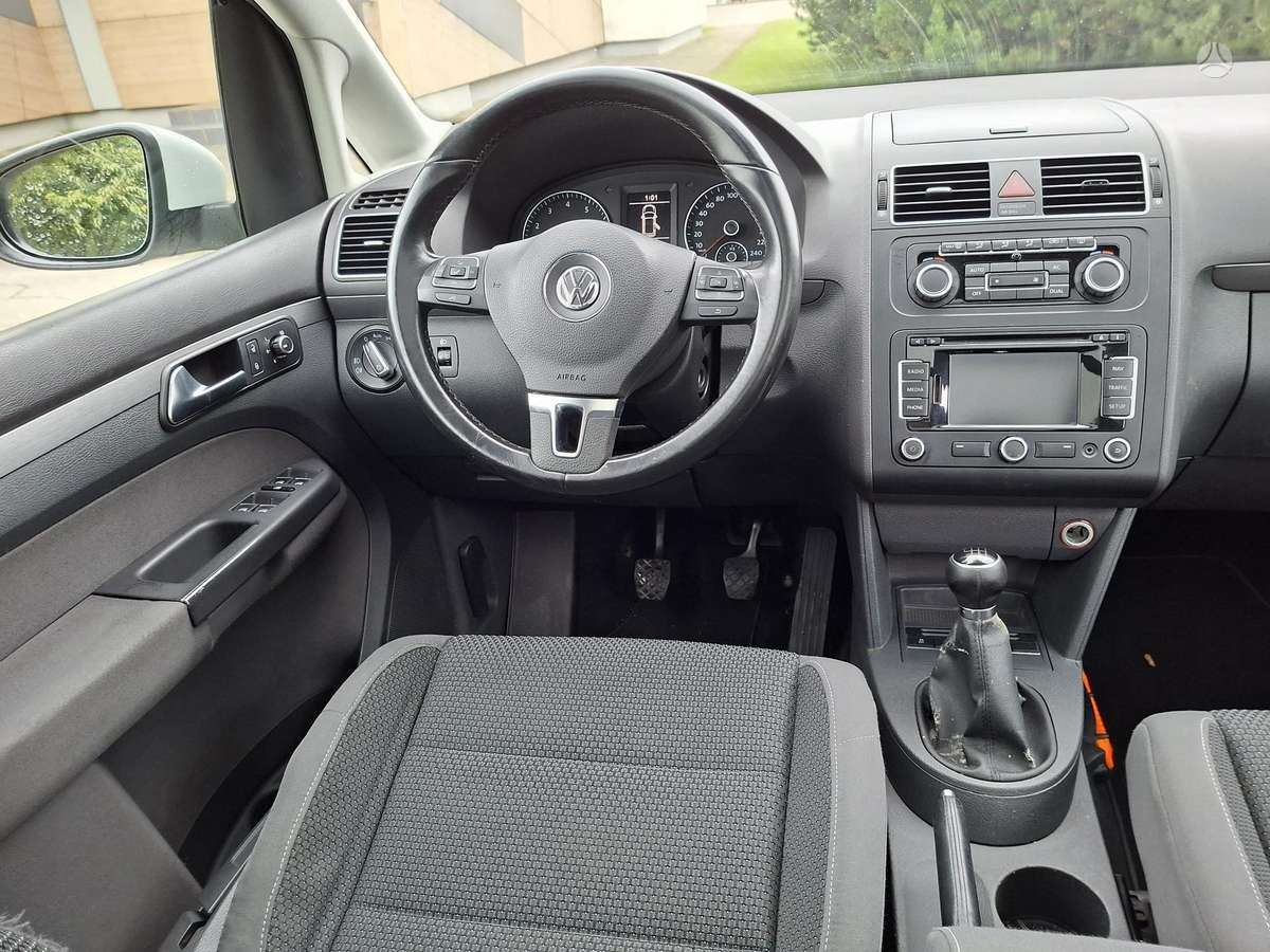 Volkswagen Touran 2011 — photo 6