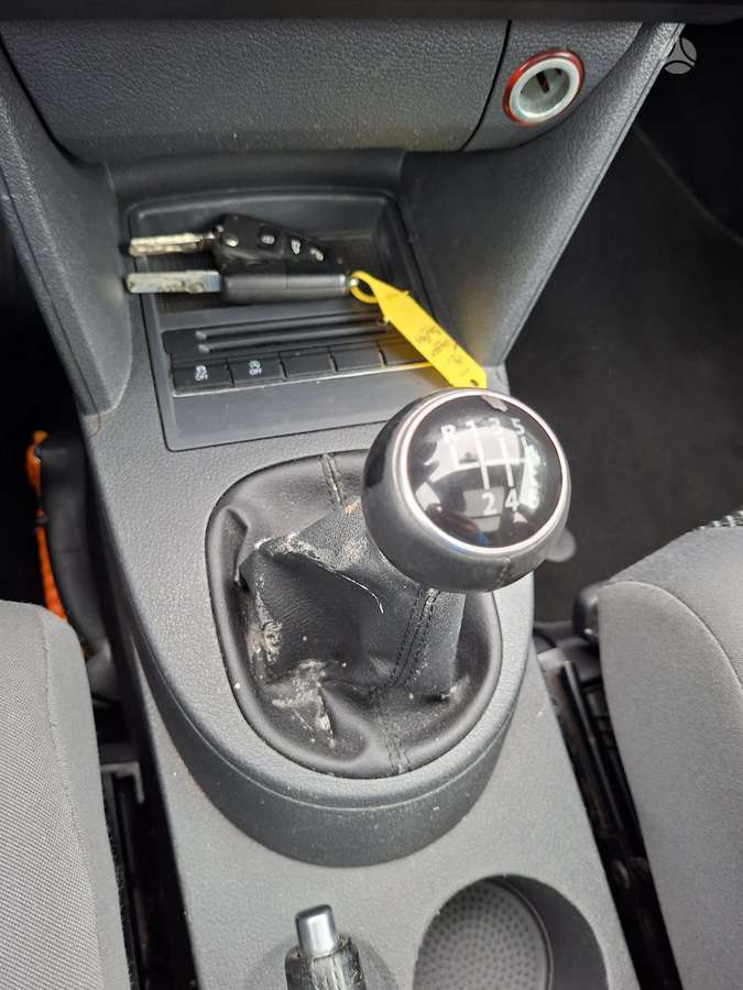 Volkswagen Touran 2011 — photo 9