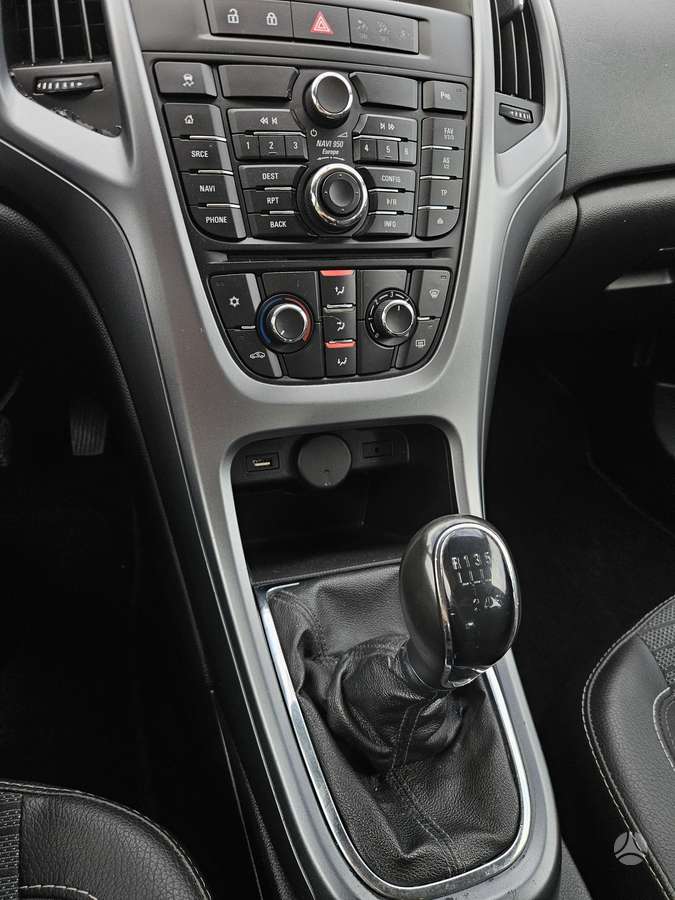 Opel Astra 2014 — photo 11