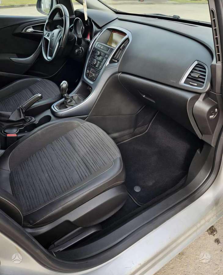 Opel Astra 2014 — photo 18
