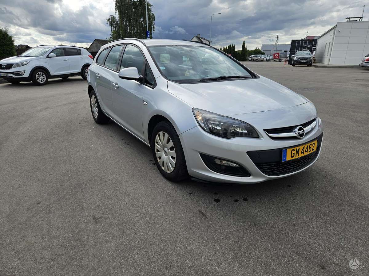 Opel Astra 2014 — rear view