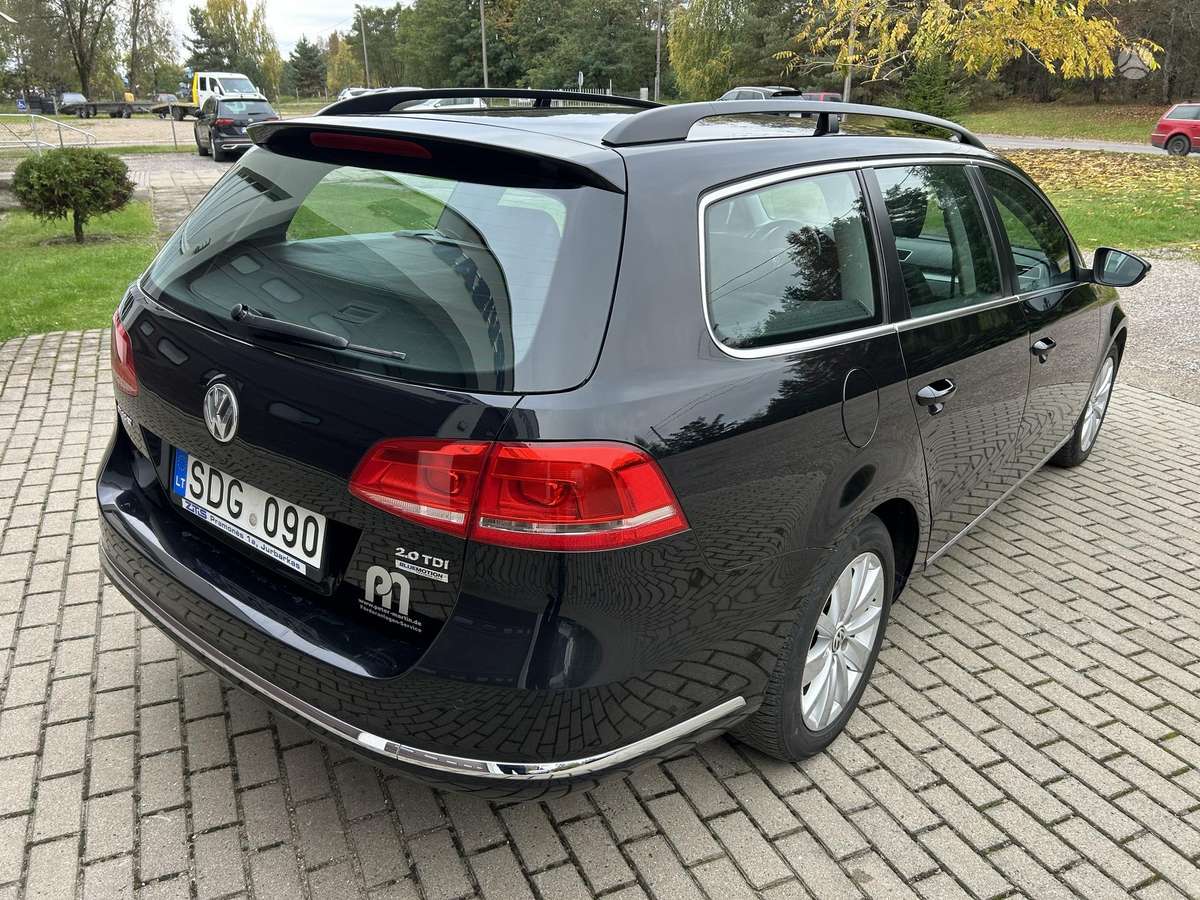 Volkswagen Passat 2011 — вигляд ззаду