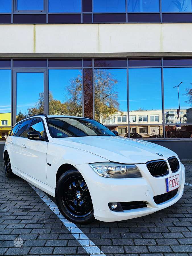 BMW 320 2012 — вигляд ззаду
