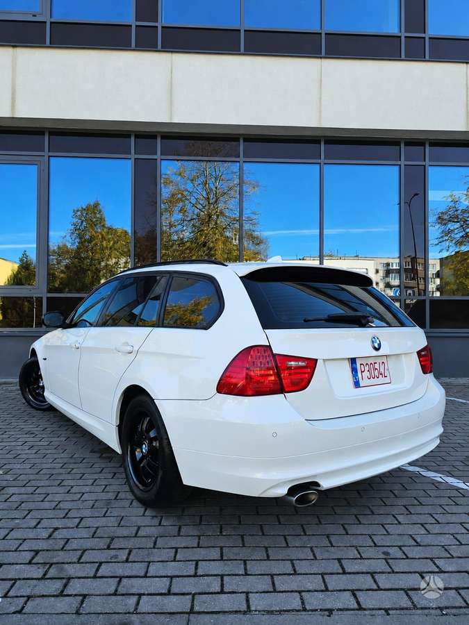 BMW 320 2012 — салон