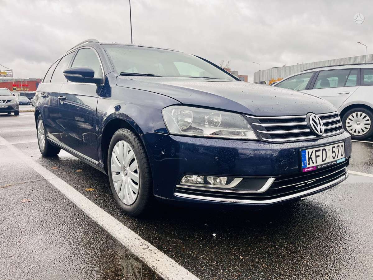 Volkswagen Passat 2011 — rear view