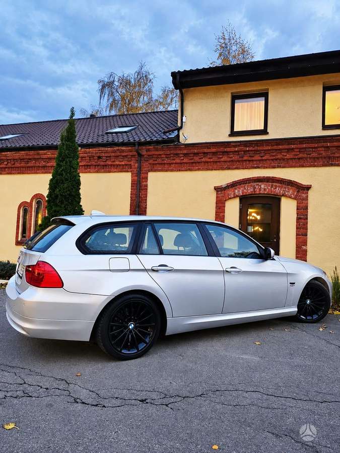 BMW 320 2010 — photo 11