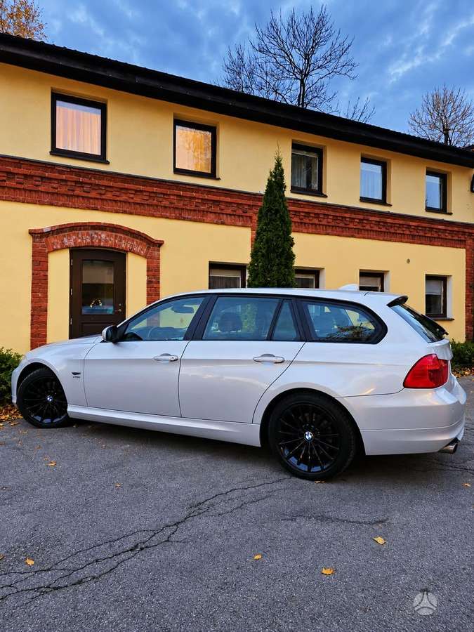 BMW 320 2010 — photo 12