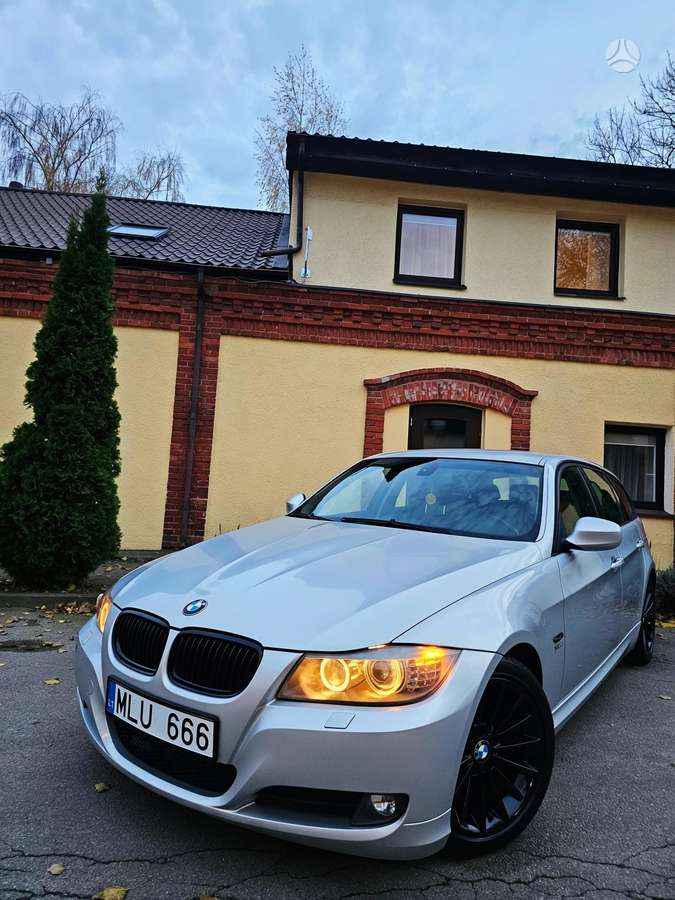 BMW 320 2010 — photo 13