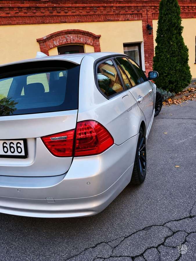 BMW 320 2010 — photo 15