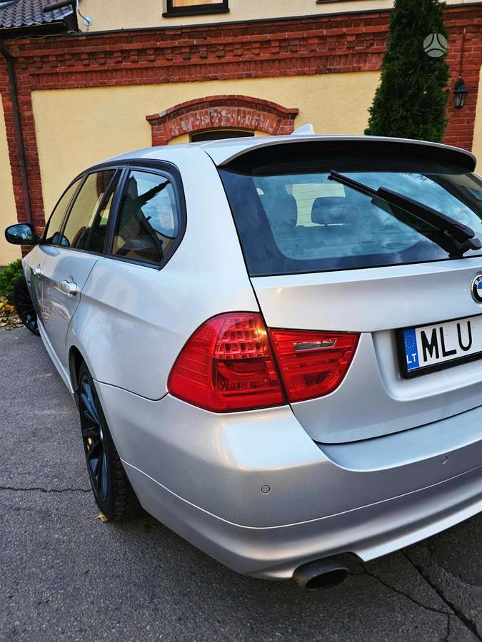 BMW 320 2010 — photo 16